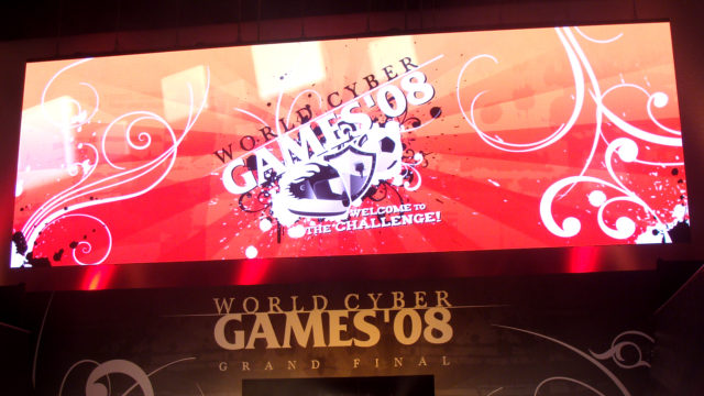 Die 700 besten Computerspieler der Welt trafen sich 2008 auf der World Cyber Games in Köln um die Weltmeister in ihren Disziplinen zu ermittlen. Wir bespielten 4* FullHD, setzten alle...